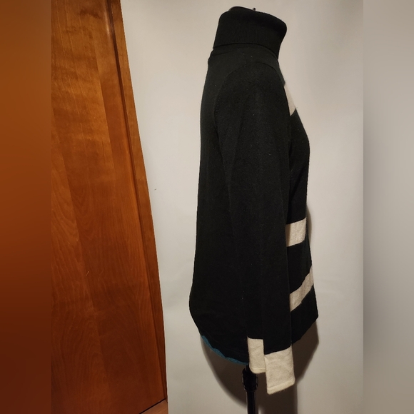 Geometric Black and White Turtleneck Sweater - Picture 4 of 8